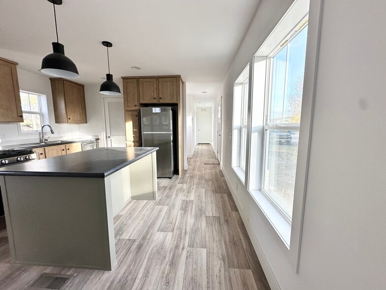 Building Photo - 16 Rainier St N