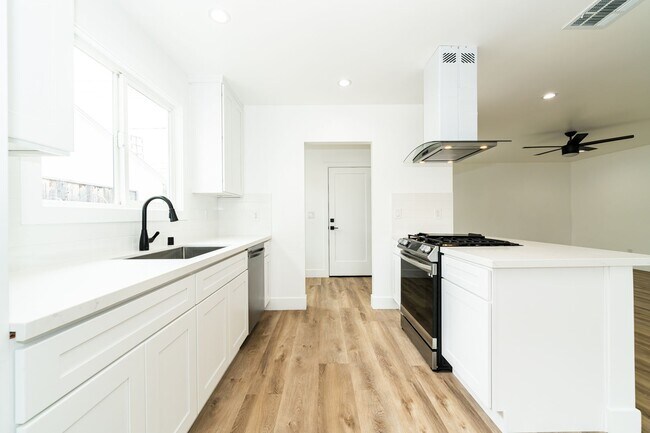 Building Photo - 7020 Schroll St