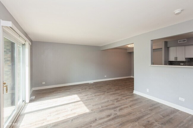 Building Photo - 2242 Country Club Dr