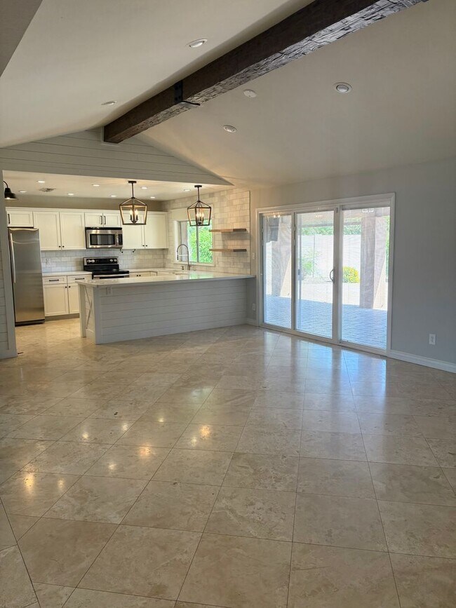 Building Photo - **STUNNING 3 BEDROOM/2 BATHROOM FULLY RENO...