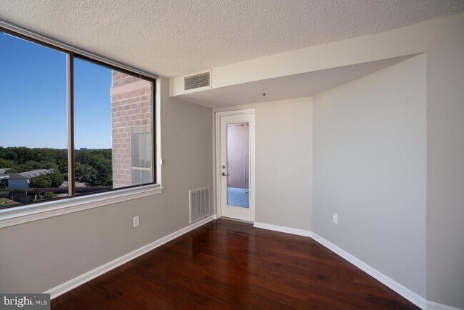 Building Photo - 10101 Grosvenor Pl