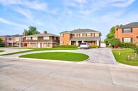 Building Photo - Charming 2 Bed, 2 Bath in Highly Sought-Af...