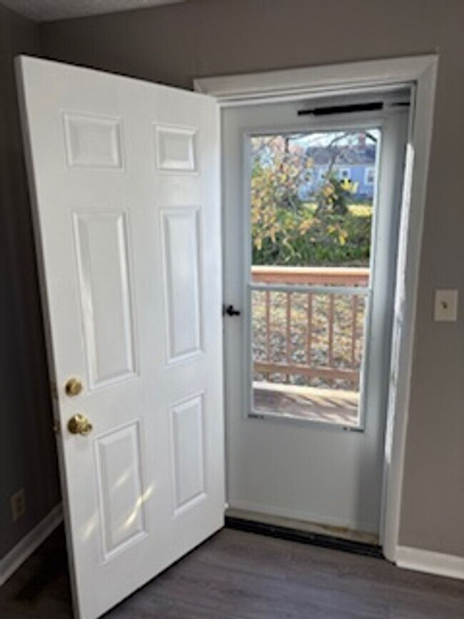 Building Photo - 2 Bedroom 1 Bathroom Home Available Now