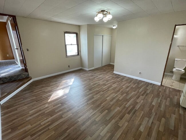 Building Photo - Large and Spacious Home