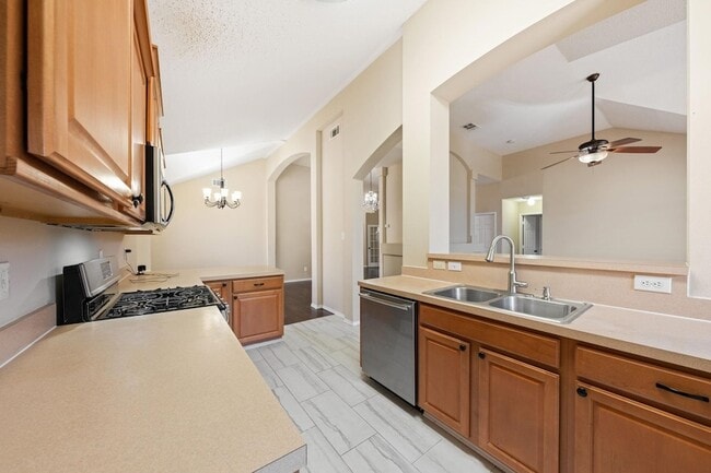 Building Photo - 6718 Meadowcrest Dr