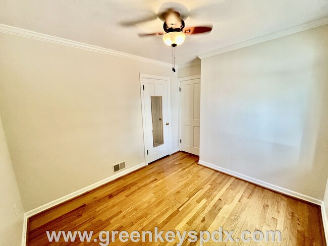Building Photo - 2-Bedroom House in South Tabor with Fenced...