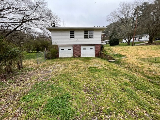 Building Photo - 3 Bedrooms, 1.5 Bathroom - Home in Sherwood Forest!