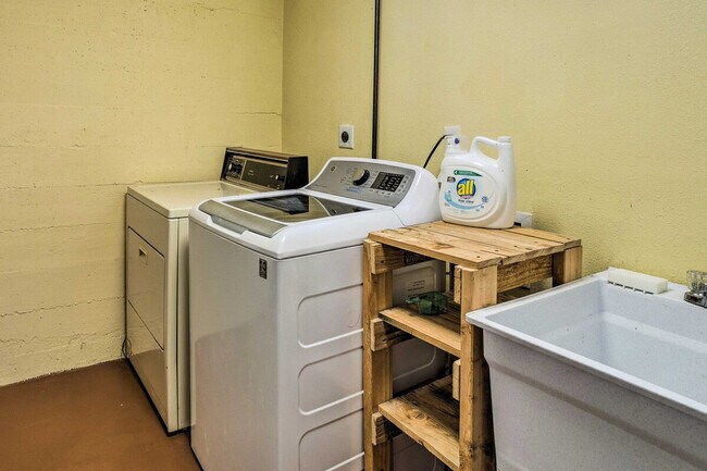 Building Photo - 3560 Dahlia St