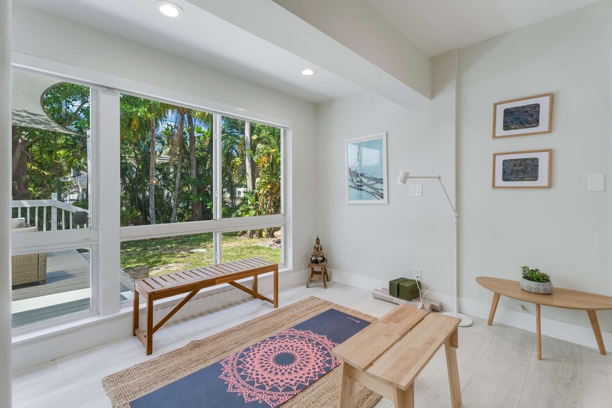 Building Photo - 819 Hollywood Blvd