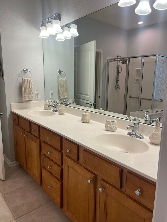 Building Photo - Lovely Furnished Home in The Haven