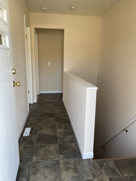 Upper Split Entry - 310 Galvin Rd N