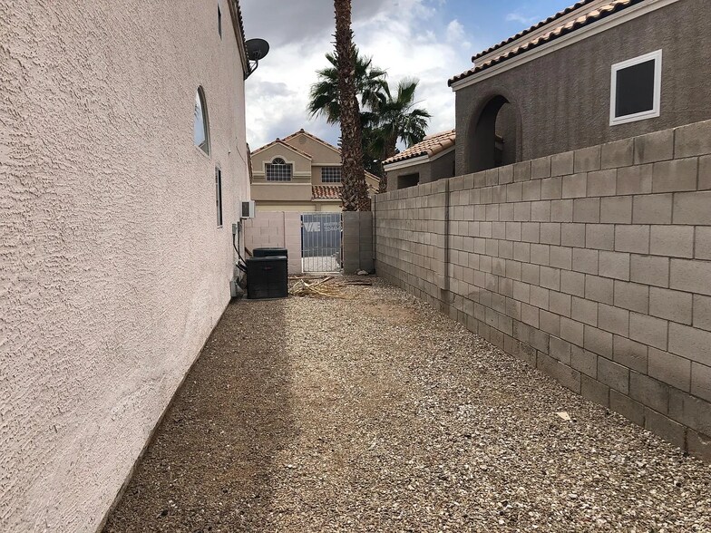 Building Photo - 2142 Falcon Pointe Ln