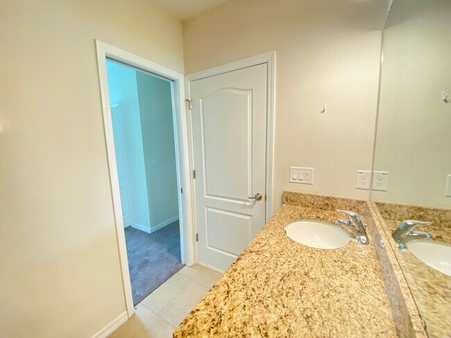 Building Photo - Beauiful Townhome in Tuscany Place. This is an end unit.  Brand new carpet. Ready to move in!