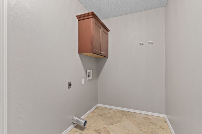 Building Photo - 5802 Park Valley Cir