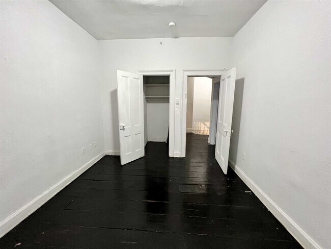 Building Photo - 304 Main St