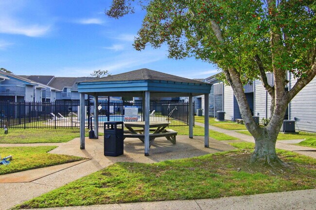 Building Photo - "Charming 2-Bed Townhouse Retreat in Fort Walton Beach – Perfect Comfort in 967 Sq Ft!"