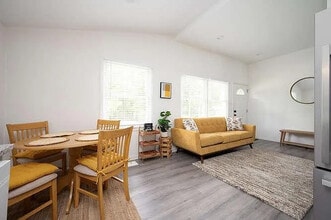 Building Photo - Room in House on Jackson Dr