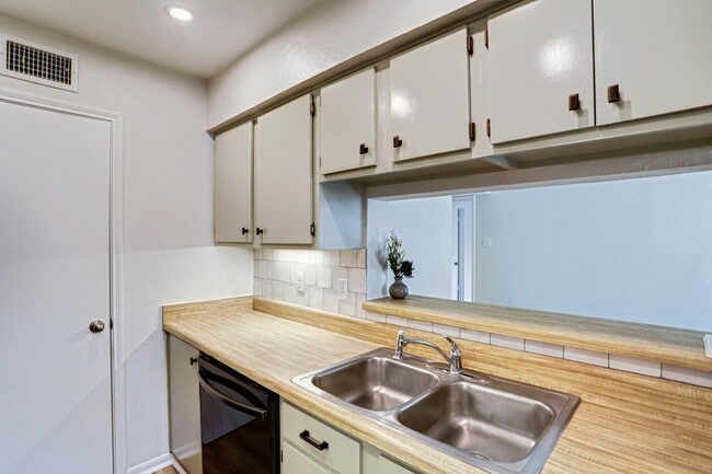 Building Photo - 700 Thicket Ln