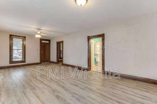Building Photo - 514 S Fern St