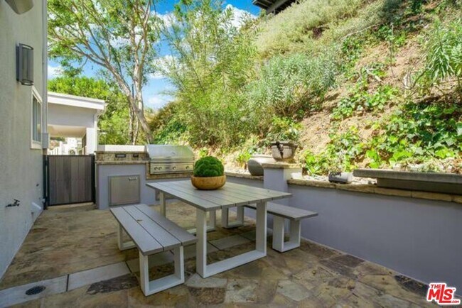 Building Photo - 1068 Casiano Rd