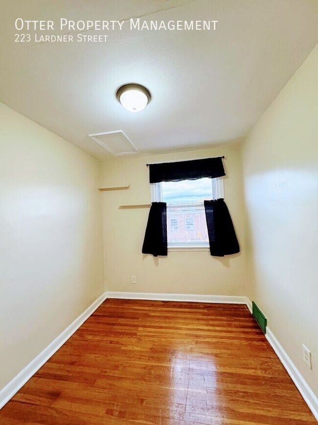 Building Photo - 223 Lardner St