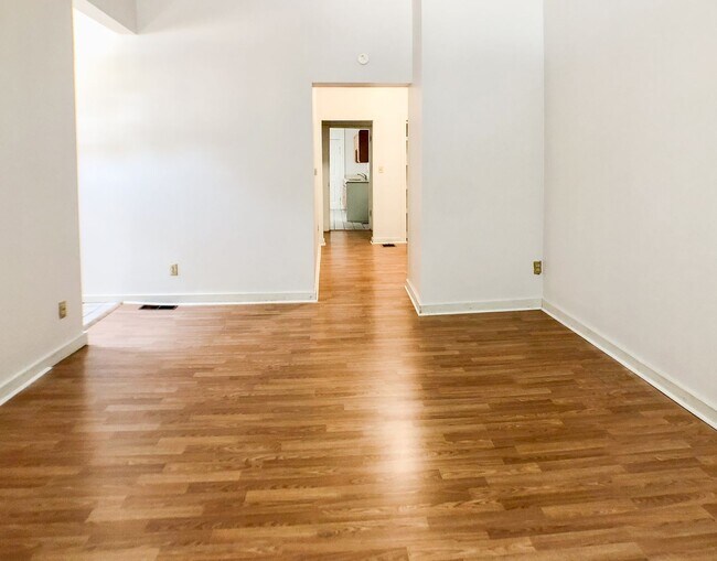 Building Photo - 1 Bed / 1 Bath on 10th Ave close to Wexner Medical Center
