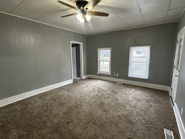 Living room - 804 W Walnut St