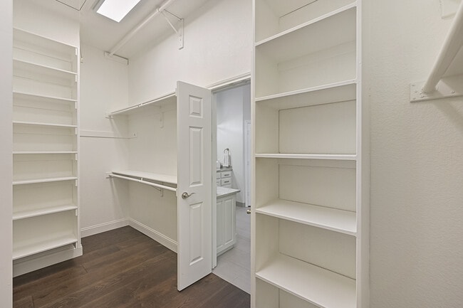 Building Photo - 711 Saratoga Dr