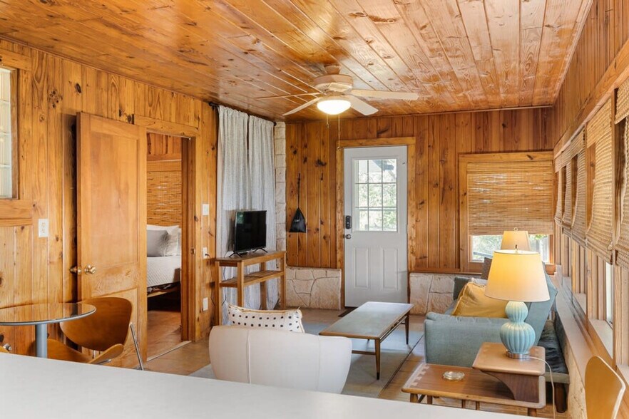 Building Photo - 202 Woodcreek Dr