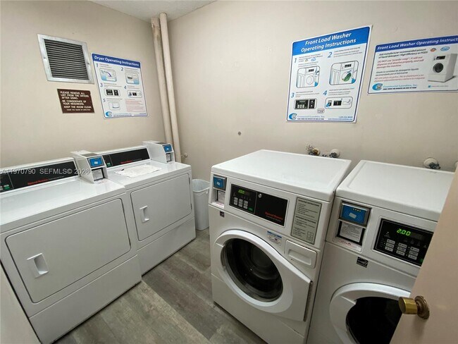 Building Photo - 1300 NE Miami Gardens Dr