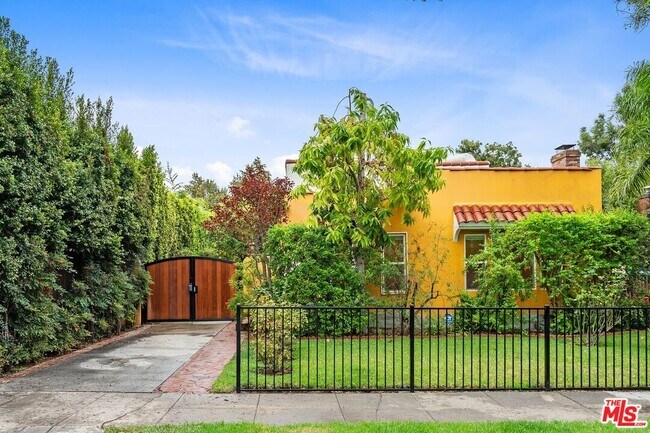 Building Photo - 828 N Crescent Heights Blvd