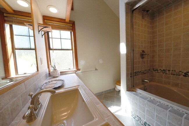 Building Photo - Spacious Custom Home, Most Utilities Included!