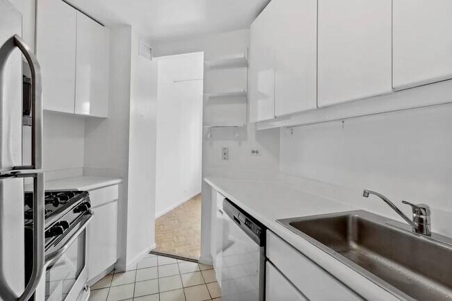 Building Photo - 295 Greenwich St