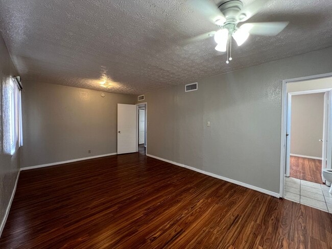Building Photo - 3 Bedroom 2 Bathroom House Located Near Ca...
