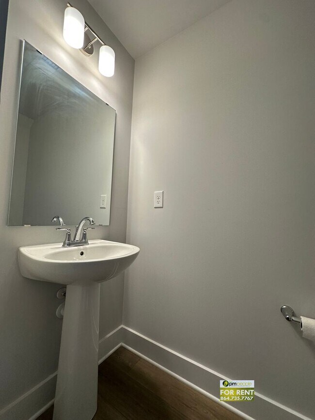 Building Photo - 3/2.5 Townhome Available Now!