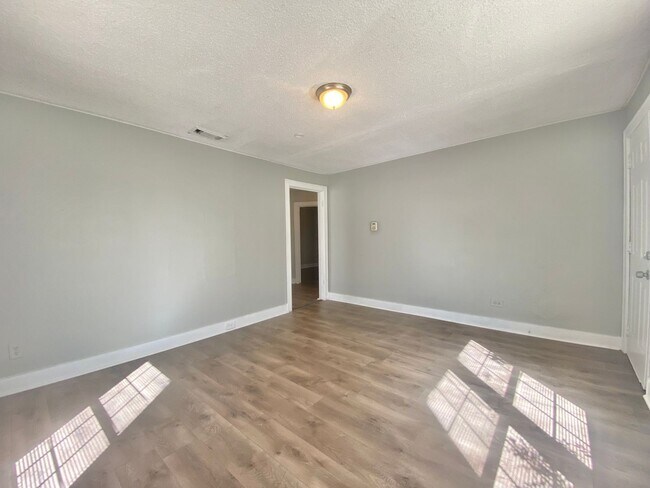 Building Photo - Now available and rent ready -  3 bed 2 bath near Clapp Park