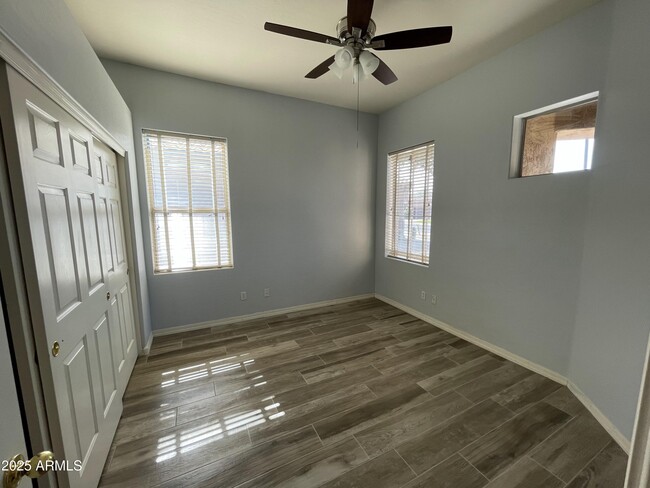 Building Photo - 901 W Oriole Way