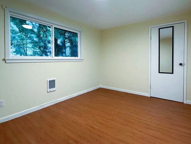 Building Photo - 523 Madison St