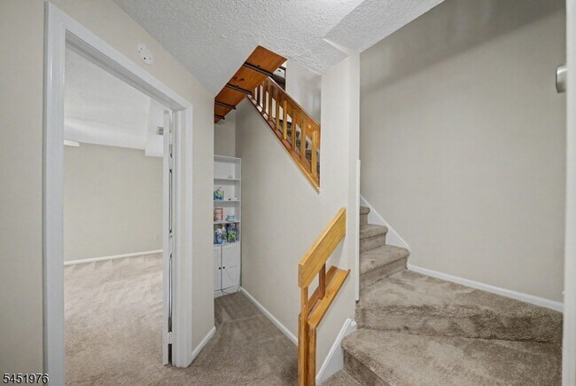 Building Photo - 24 Pine Hollow Ct