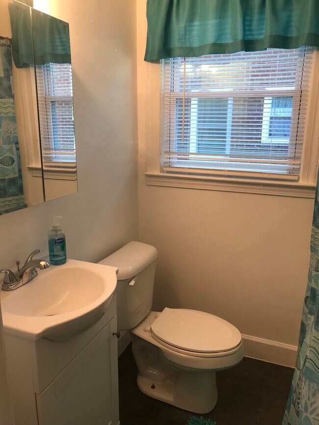 Building Photo - 587 7th St