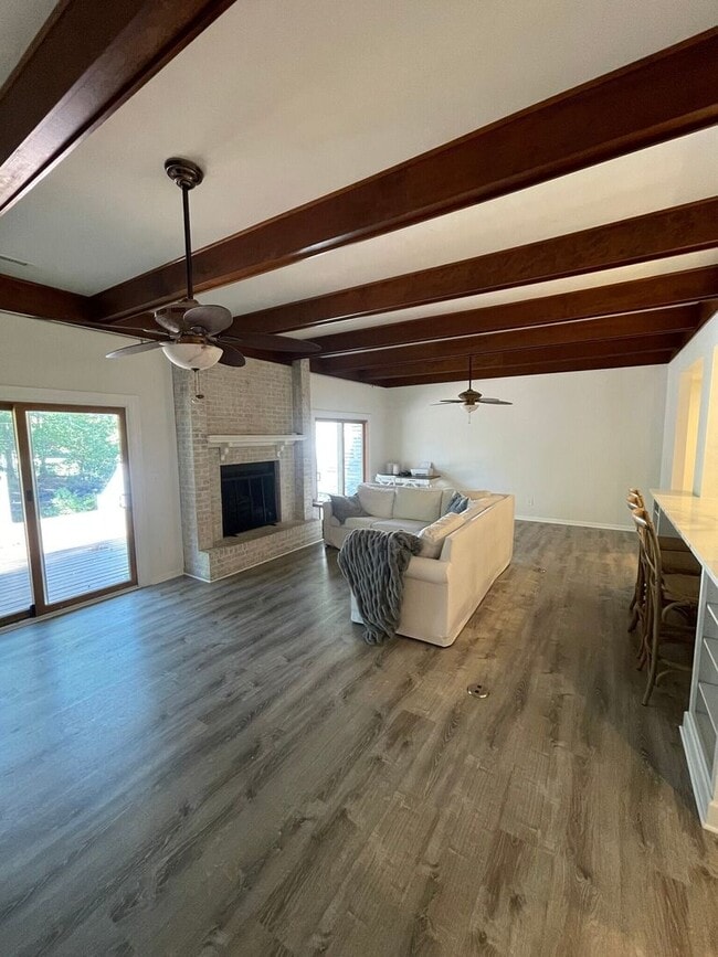 Building Photo - Beautiful Waterfront home with private dock