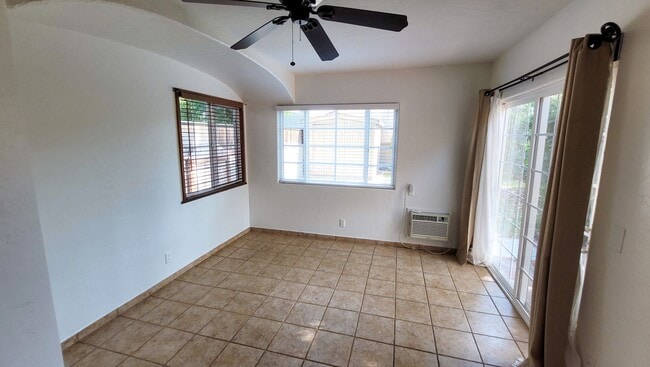 Building Photo - 3 Bed 2 Bath House With Spacious Family Ro...