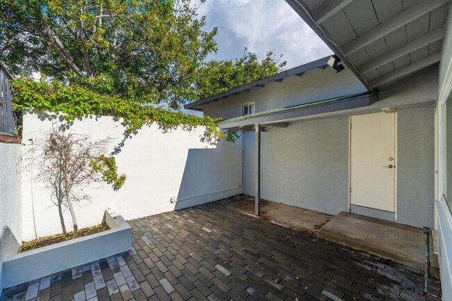 Building Photo - Private and Comfy Manhattan Beach Home