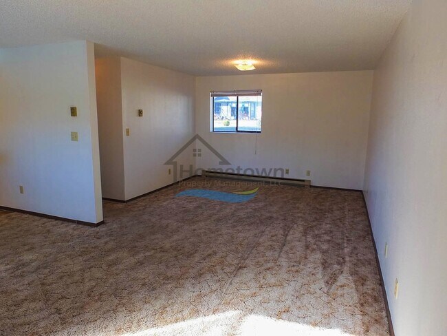 Building Photo - Spacious 4 Bedroom Home with Fenced Backyard & Garage