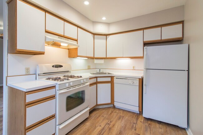 Building Photo - 383 Lakeside Rd