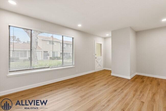 Building Photo - 1 Bed/1 Bath Available in Huntington Beach
