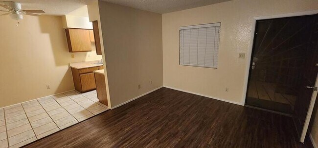 Building Photo - 2843 E 17th St