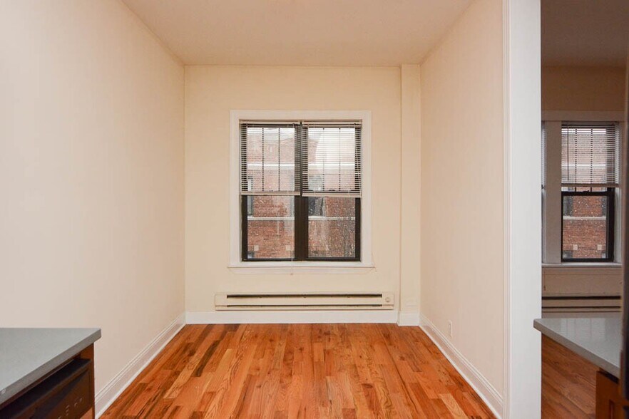 Building Photo - 629 W Cornelia Ave