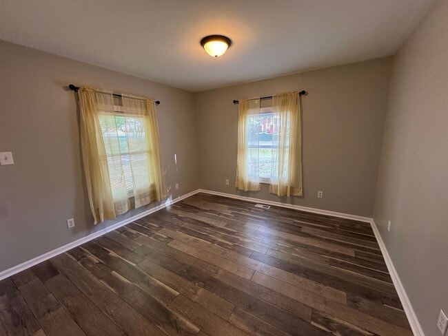 Building Photo - Available to Show