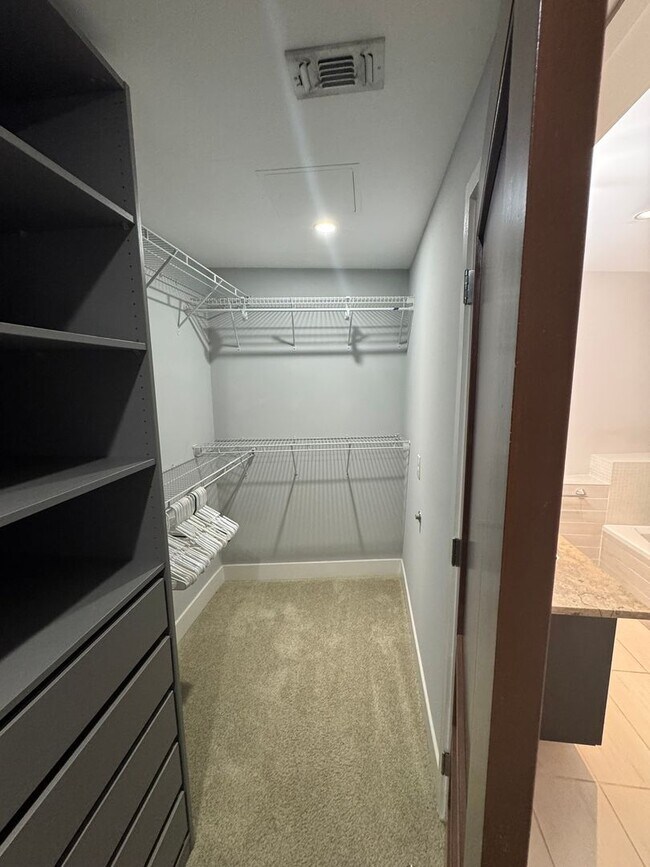 Building Photo - Luxurious 2/2 Modern Condo in Prestigious Channelside with Resort-Style Amenities